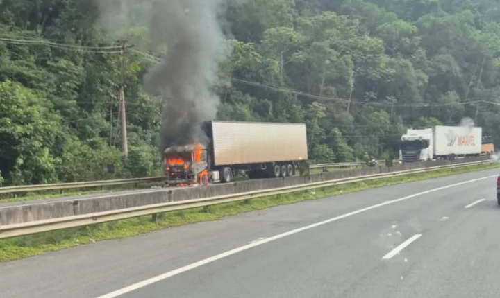 Carreta carregada com papelão pega fogo na Régis Bittencourt, em Miracatu/SP