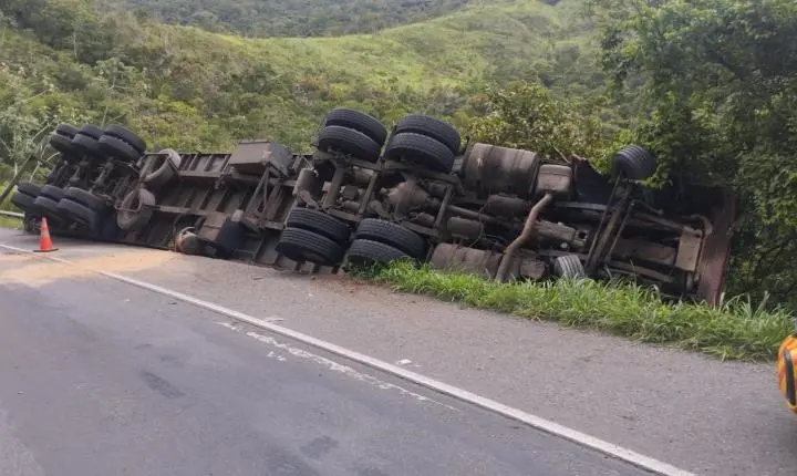 Carreta com carga de laranja tomba em trecho da SP-055, em Miracatu/SP