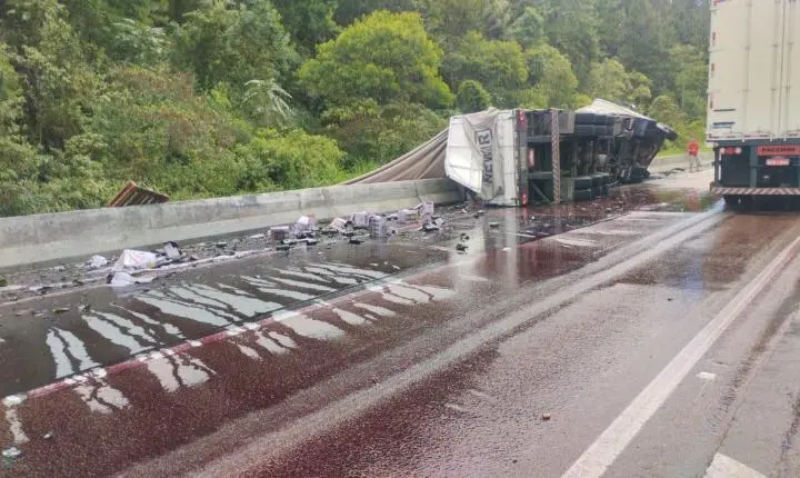 Carreta com carga de vinhos tomba e bloqueia faixa em rodovia do Vale do Ribeira