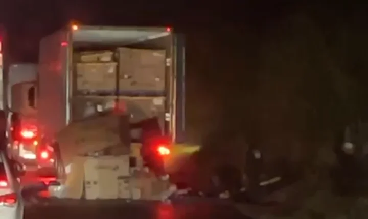 Carreta dos Correios tem parte da carga saqueada durante fila em trecho da Régis Bittencourt