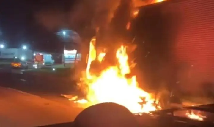 Carreta pega fogo após pane e interdita parcialmente trecho da Régis Bittencourt
