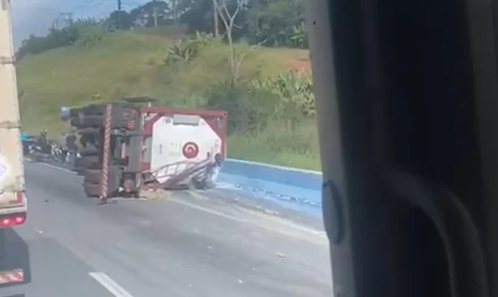 Carreta-tanque tomba na rodovia Régis Bittencourt e causa lentidão em São Lourenço da Serra