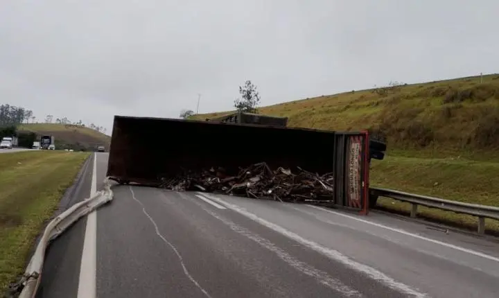 Carreta tomba e derrama carga na Rodovia Dom Pedro I, em Igaratá/SP
