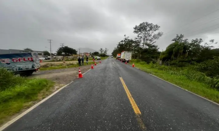 Carro é lançado em córrego após colisão na Rodovia Ivo Zanella, em Iguape/SP