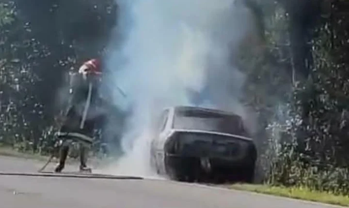 Carro pega fogo e interdita temporariamente o trecho da Rodovia SP-222, em Iguape/SP