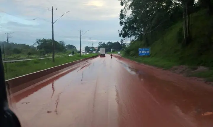 Chuvas fortes provocam alagamento e interdição por horas da Rodovia Régis Bittencourt em Embu das Artes/SP