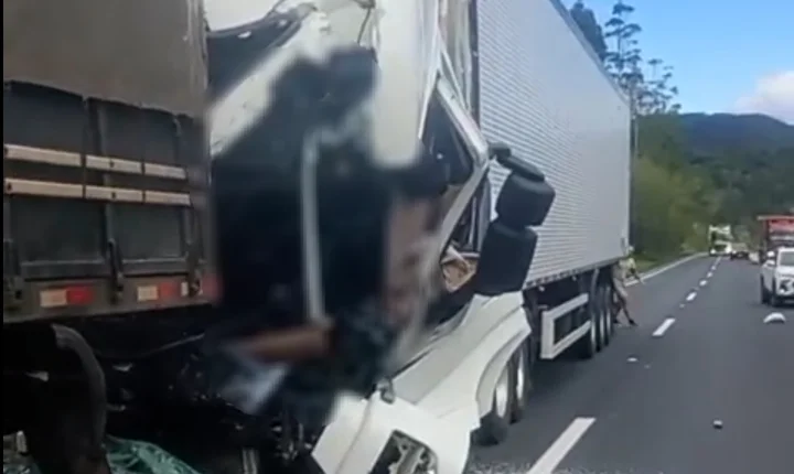 Colisão entre carretas deixa um morto na Rodovia Régis Bittencourt, em Miracatu