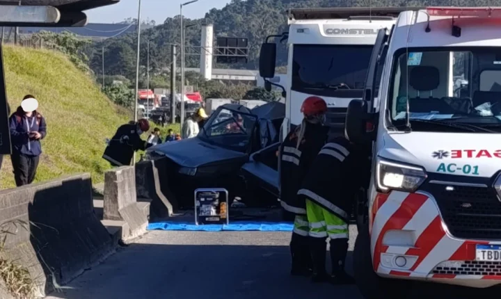 Colisão entre carro e caminhão deixa motorista ferido na Régis Bittencourt, em Embu das Artes
