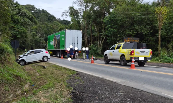 Colisão entre carro e carreta deixa feridos na SP-139, em Sete Barras