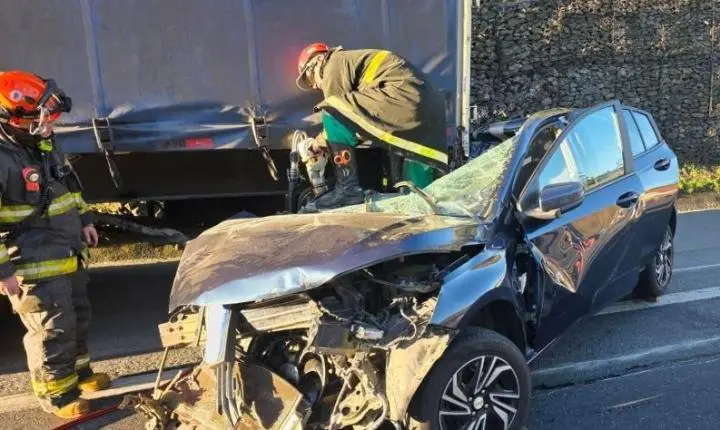 Colisão traseira entre carro e carreta deixa três feridos na Rodovia D. Pedro I, em Nazaré Paulista