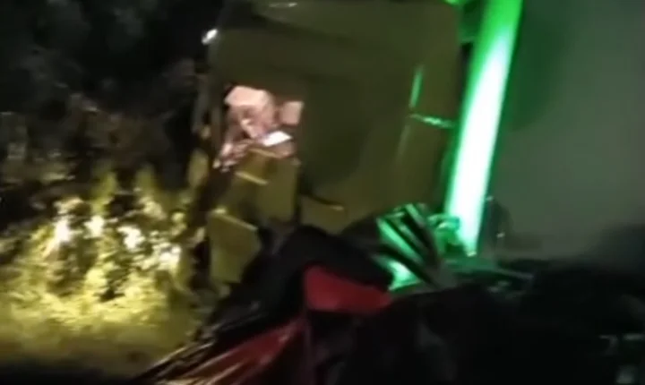 Colisões múltiplas deixam dois feridos e interdição na BR-116, em Registro/SP