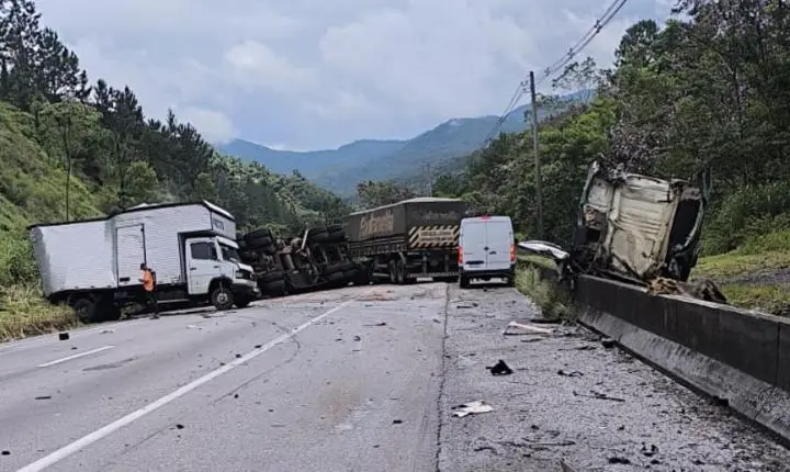 Engavetamento com cinco carretas congestiona trecho da BR-116, no Vale do Ribeira