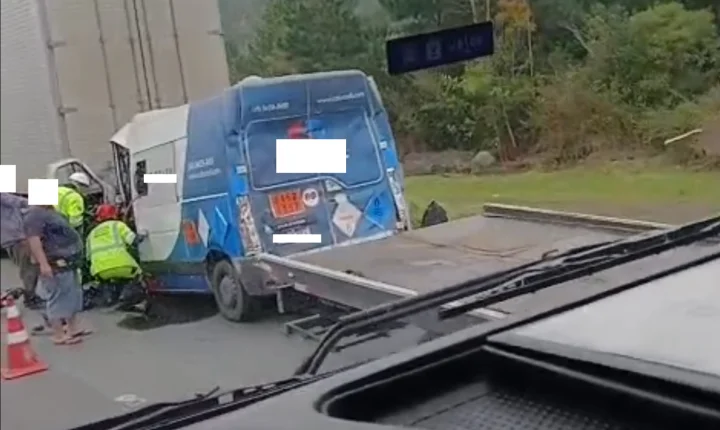 Engavetamento deixa motorista ferido e provoca congestionamento na Régis Bittencourt