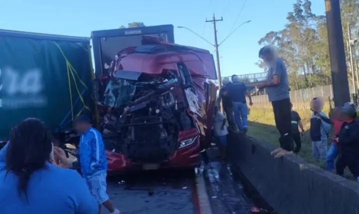 Engavetamento entre carretas e ônibus escolar interdita trecho da Régis Bittencourt