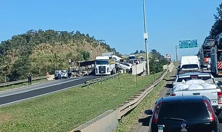 Engavetamento entre carros e caminhões bloqueia trecho da Rodovia Dom Pedro I, em Atibaia