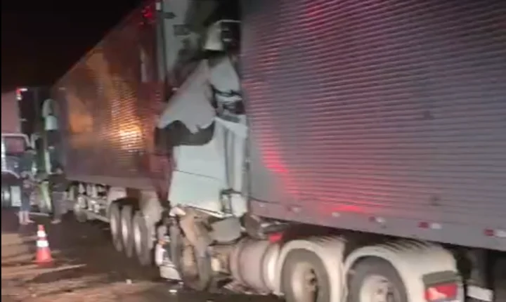 Engavetamento envolvendo dez veículos interdita pista sul da BR-116 em Barra do Turvo/SP