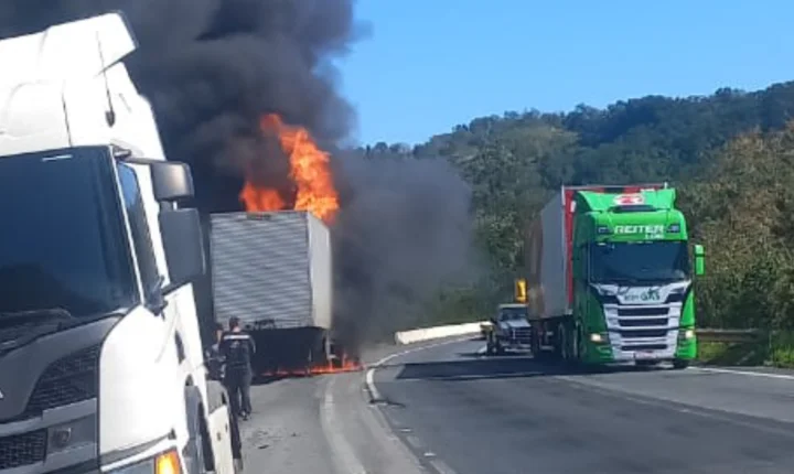 Incêndio em semirreboque carreta interdita trecho da BR-116, em Cajati/SP