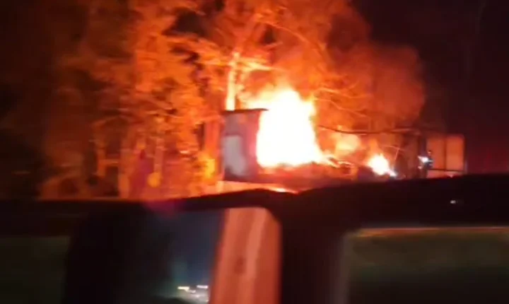 Incêndio em semirreboque interdita parcialmente trecho da BR-116, em Miracatu