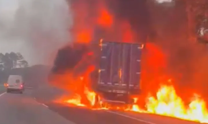 Incêndio provoca interdição e congestionamento na Rodovia Régis Bittencourt
