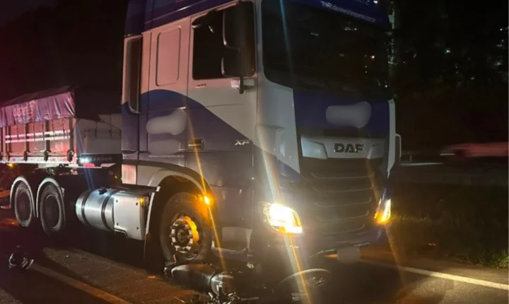 Motociclista morre após acidente envolvendo duas motos e carreta na D. Pedro I