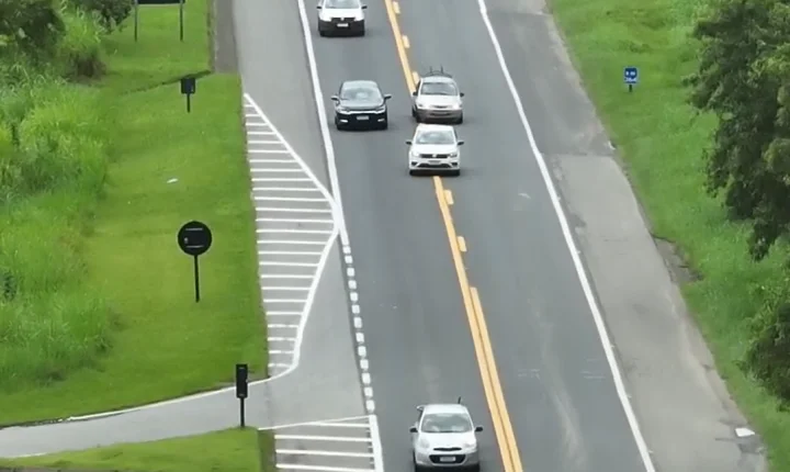 Operação com drone da PM Rodoviária flagra veículos realizando ultrapassagens proibidas na SP-055