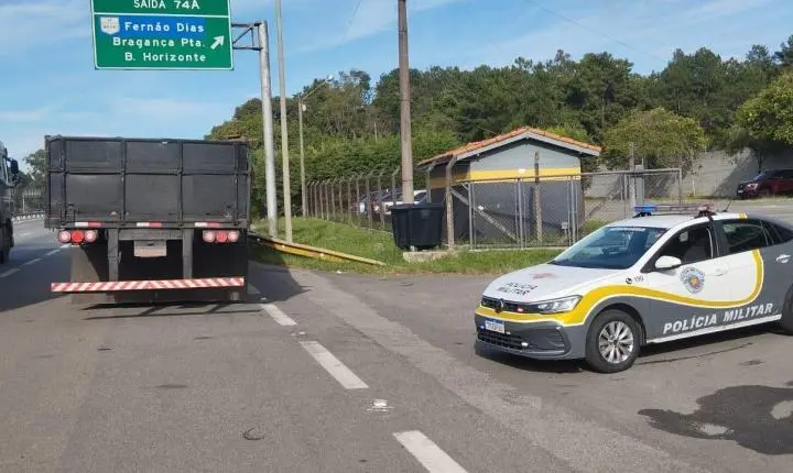 PM Rodoviária prende homem por transporte de tubos furtados da Sabesp na Rodovia Dom Pedro I
