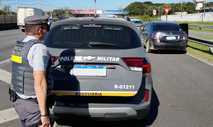 Polícia Militar Rodoviária recupera carro roubado e apreende carga de soja furtada na SP-055