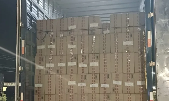 PRF intercepta caminhão com 1 milhão de maços de cigarros contrabandeados em Cajati