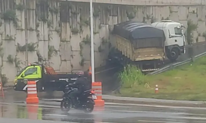 Sinistro com carreta trava alça de acesso à Rodovia Tancredo Neves, em Jundiaí/SP