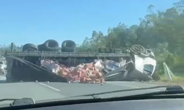 Tombamento interdita trecho da Régis Bittencourt e provoca lentidão em Cajati/SP