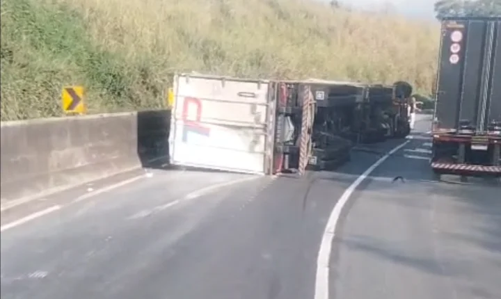 Tombamento de carreta interdita trecho e causa lentidão em subida de serra da BR-116